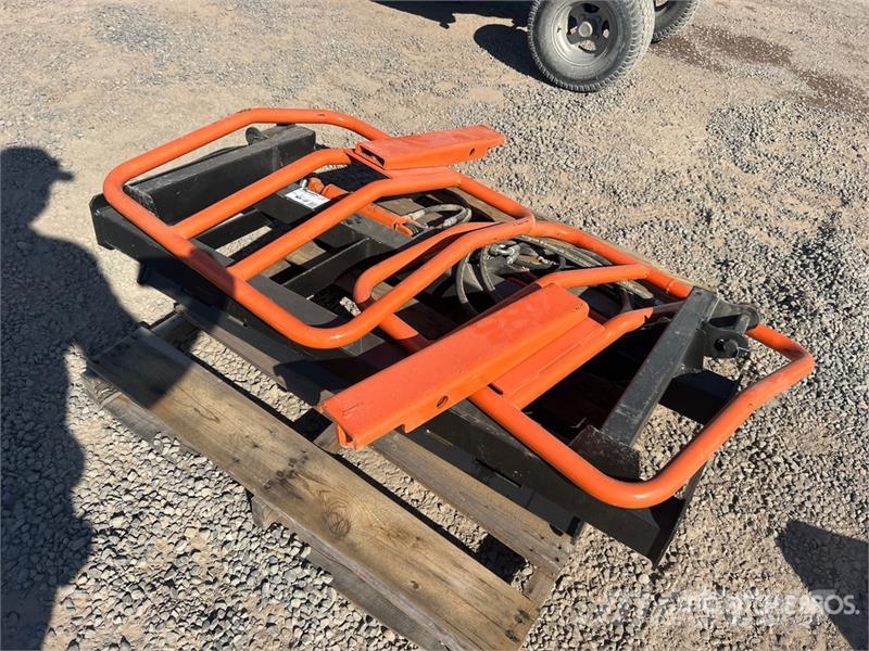  Quantity of  Pabreak Skid Steer Bale Squeeze (Unus مكونات أخرى