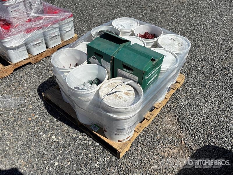 Quantity of Pallet of Cutoff Mastic, Fasteners, & 건설 장비 - 기타