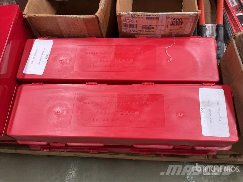 Quantity of Road Reflector Kits, Imperial Storage Drugi deli
