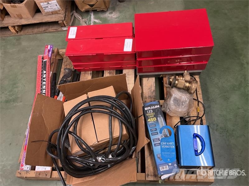 Quantity of Road Reflector Kits, Imperial Storage Drugi deli