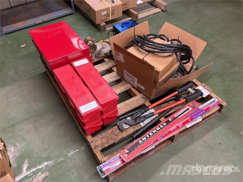 Quantity of Road Reflector Kits, Imperial Storage Drugi deli