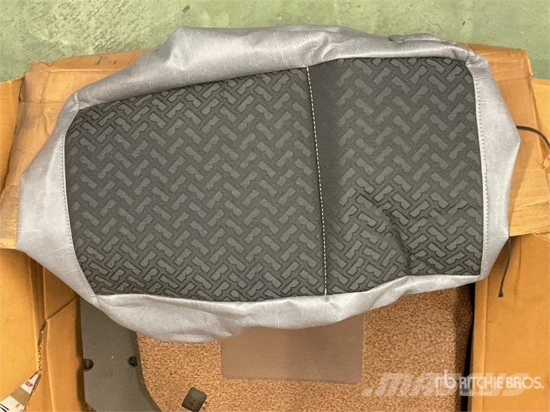  Quantity of Seats w/New Seat Bottoms and Misc. Ite 其他組件