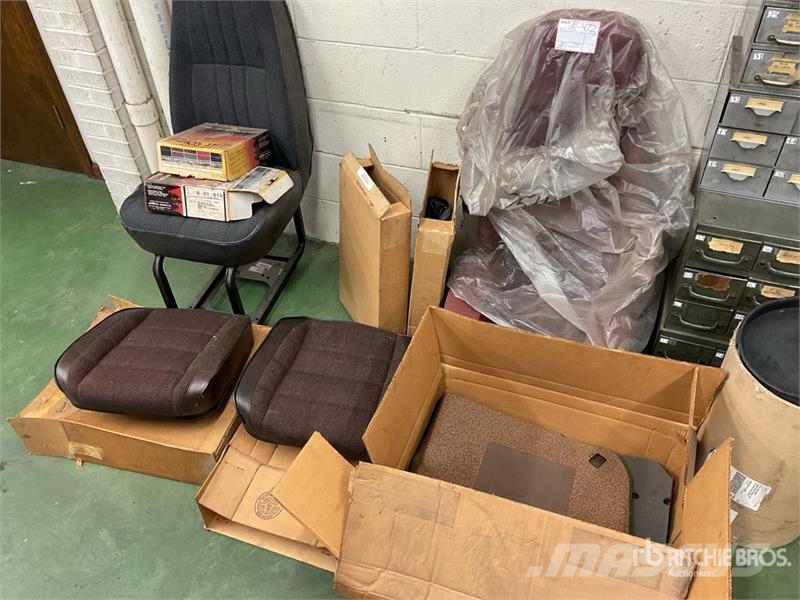  Quantity of Seats w/New Seat Bottoms and Misc. Ite 其他組件