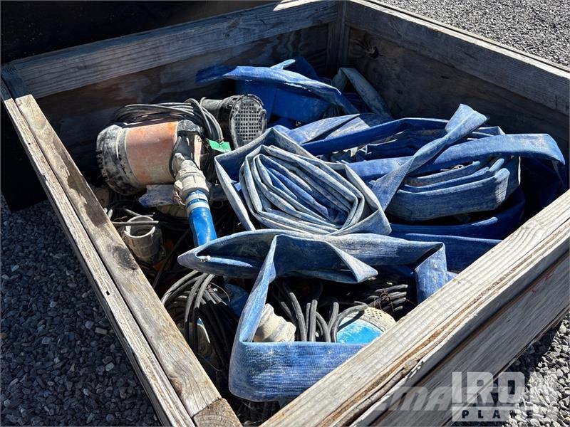 Quantity of Submersible Pumps & Hoses Vodne črpalke