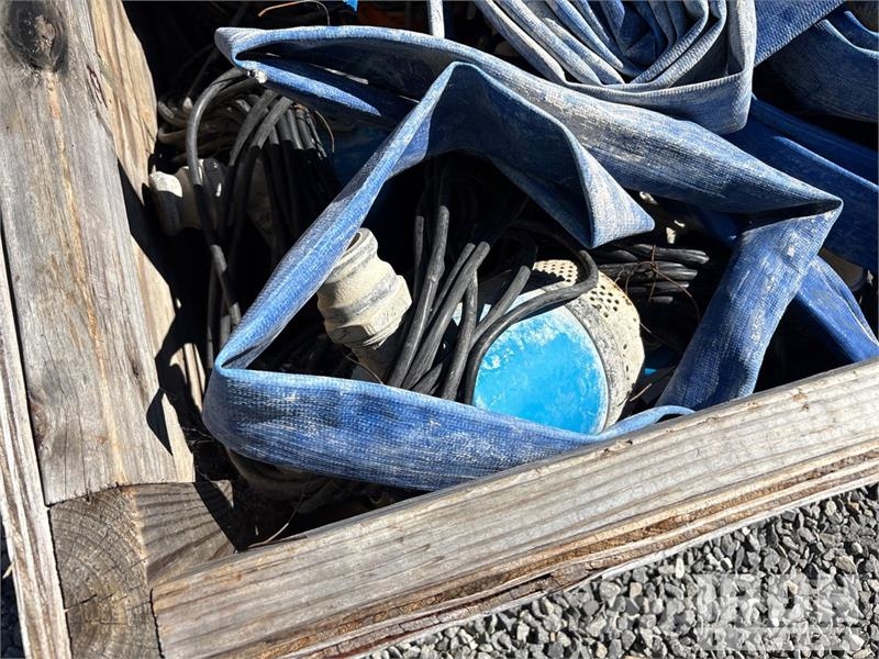 Quantity of Submersible Pumps & Hoses Vodne črpalke