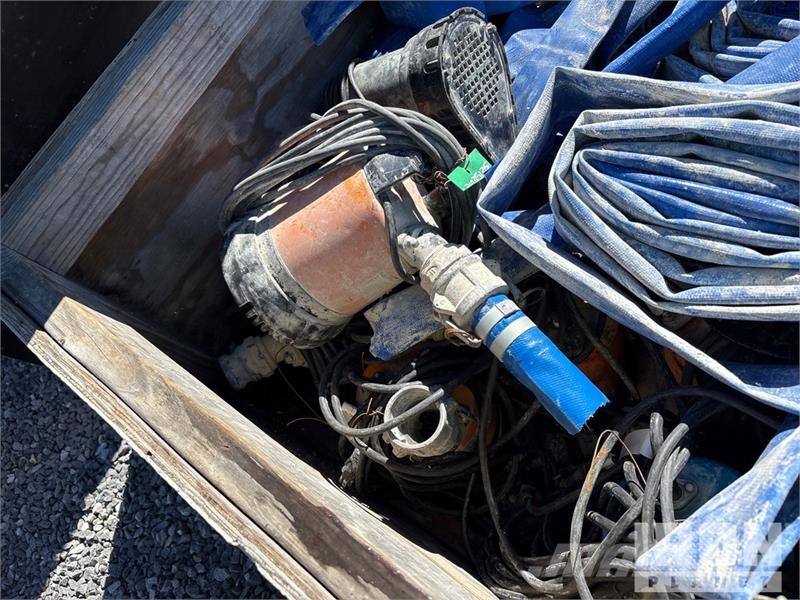 Quantity of Submersible Pumps & Hoses Vodne črpalke