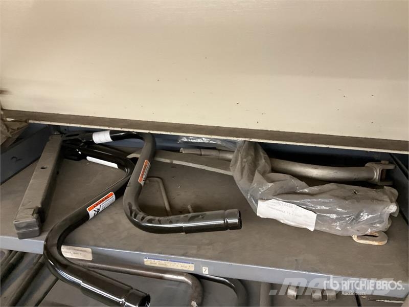 Quantity of U-Bolt Kits and Misc. Parts Drugi deli