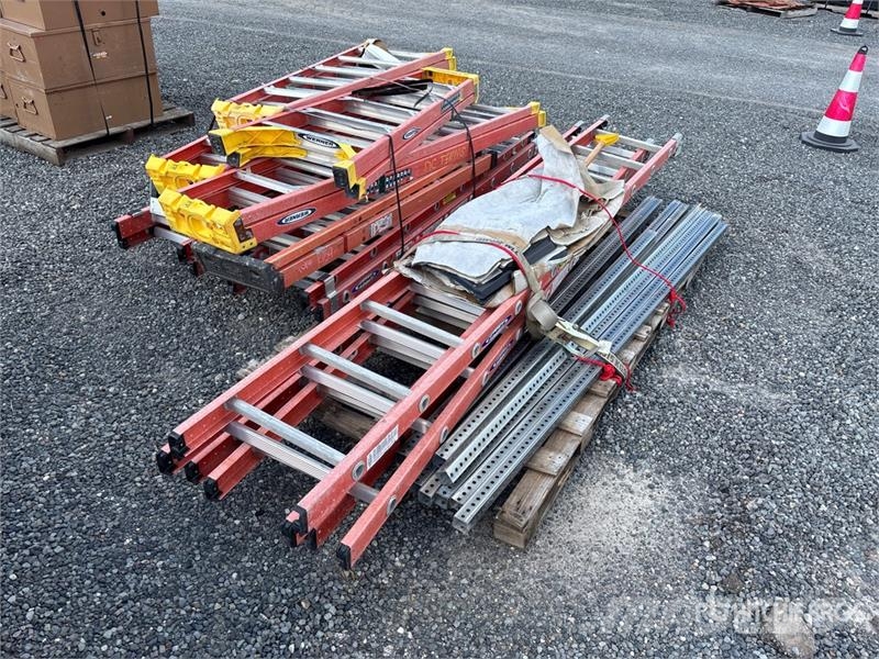 Quantity of Werner 4 ft- 10 ft Fiberglass Ladder Escadas e plataformas