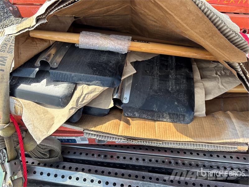 Quantity of Werner 4 ft- 10 ft Fiberglass Ladder Escadas e plataformas