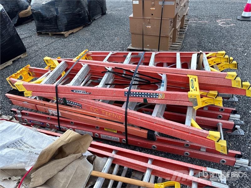 Quantity of Werner 4 ft- 10 ft Fiberglass Ladder Escadas e plataformas