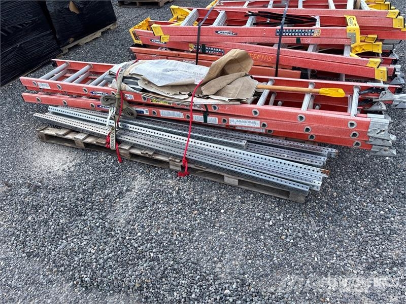 Quantity of Werner 4 ft- 10 ft Fiberglass Ladder Escadas e plataformas
