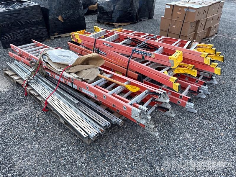 Quantity of Werner 4 ft- 10 ft Fiberglass Ladder Escadas e plataformas