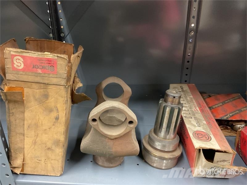  Quantity of Yolks and U-Joints w/Misc. Parts Коммерческий транспорт - Другие