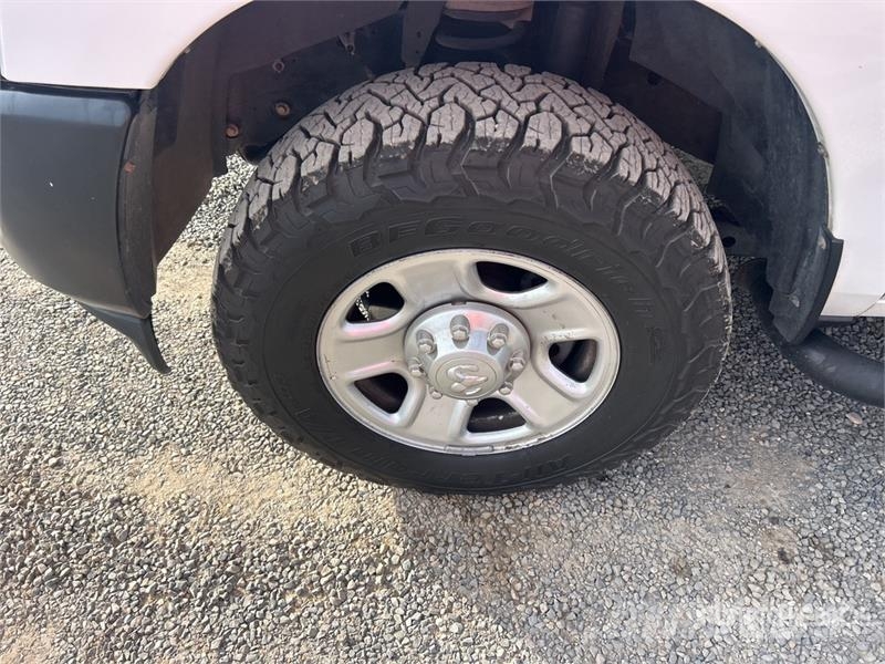 RAM 2500 4x4 Crew Cab Pickup Drugi