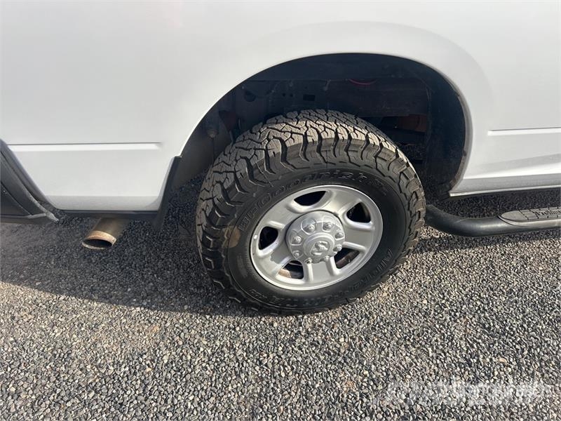RAM 2500 4x4 Crew Cab Pickup Drugi