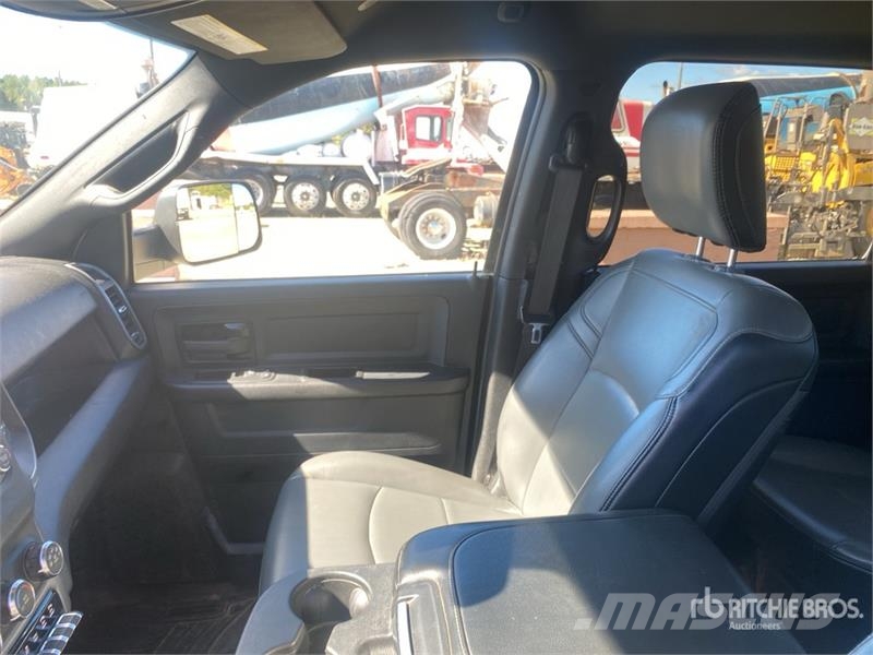 RAM 2500 4x4 Crew Cab Pickup Drugi