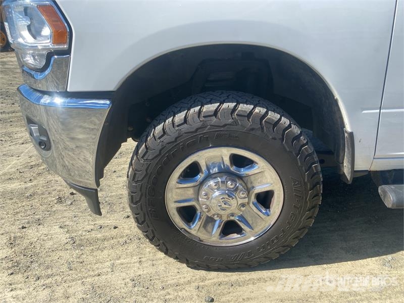RAM 2500 4x4 Crew Cab Pickup Drugi