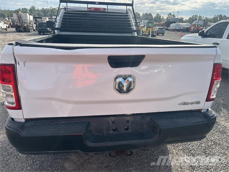 RAM 2500 4x4 Crew Cab Pickup Drugi