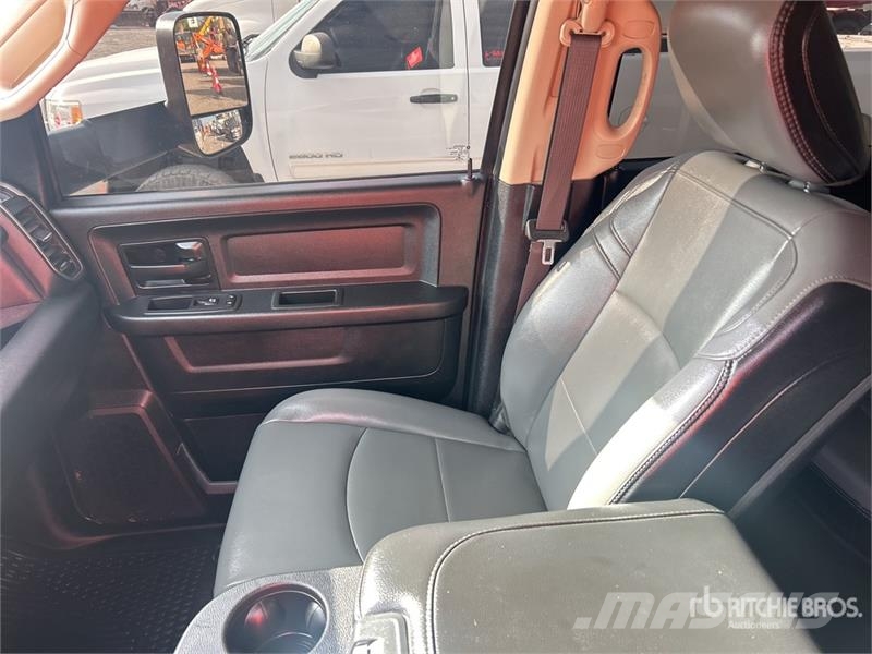 RAM 2500 4x4 Crew Cab Pickup Drugi