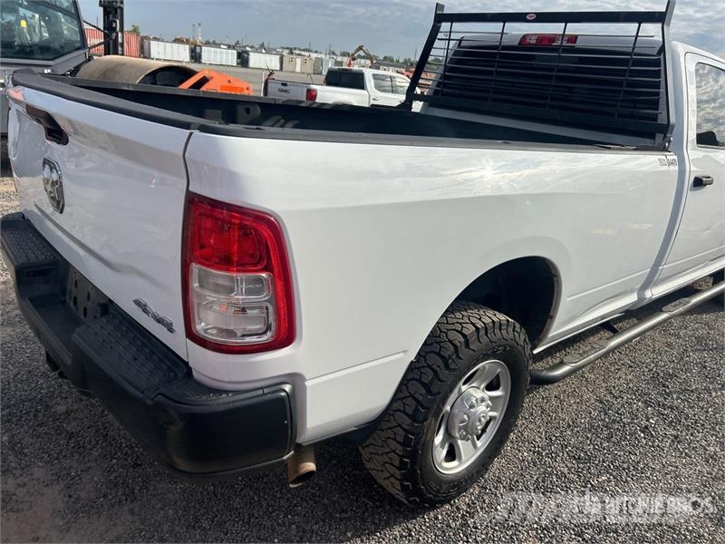 RAM 2500 4x4 Crew Cab Pickup Drugi