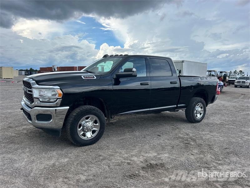 RAM 2500 4x4 Crew Cab Pickup Další