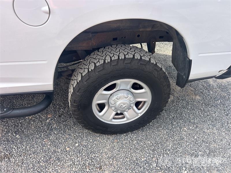 RAM 2500 4x4 Crew Cab Pickup Drugi