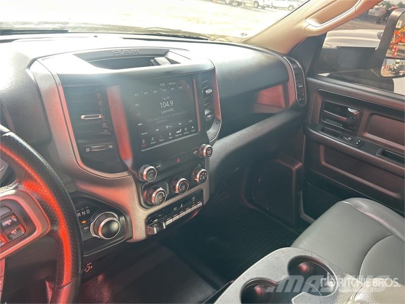 RAM 2500 4x4 Crew Cab Pickup Drugi