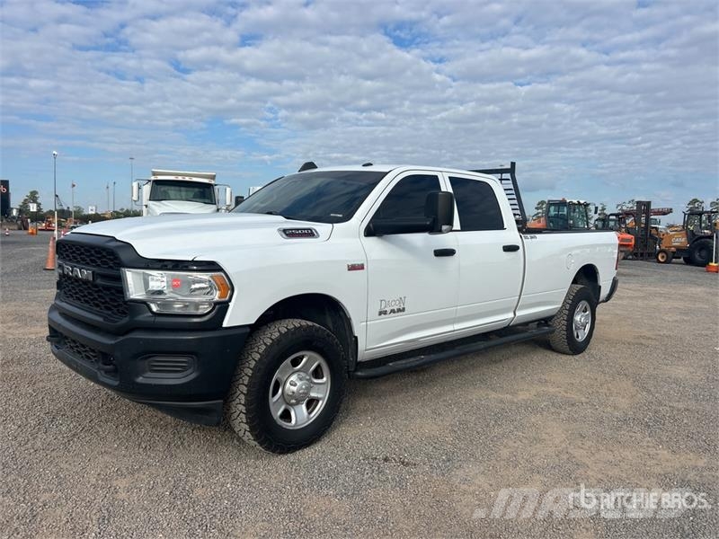 RAM 2500 4x4 Crew Cab Pickup Drugi