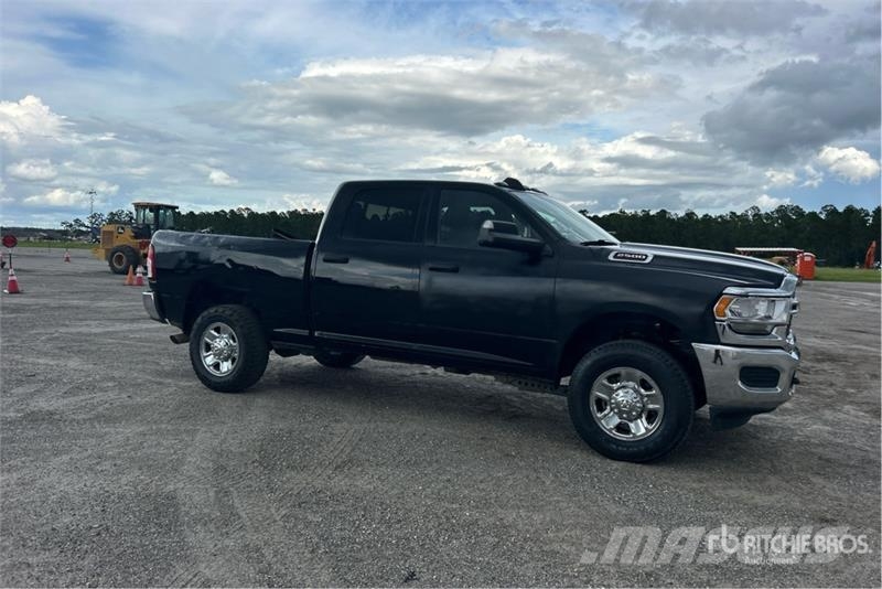 RAM 2500 4x4 Crew Cab Pickup Další
