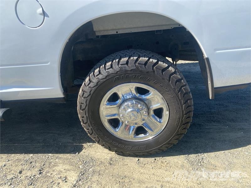 RAM 2500 4x4 Crew Cab Pickup Drugi