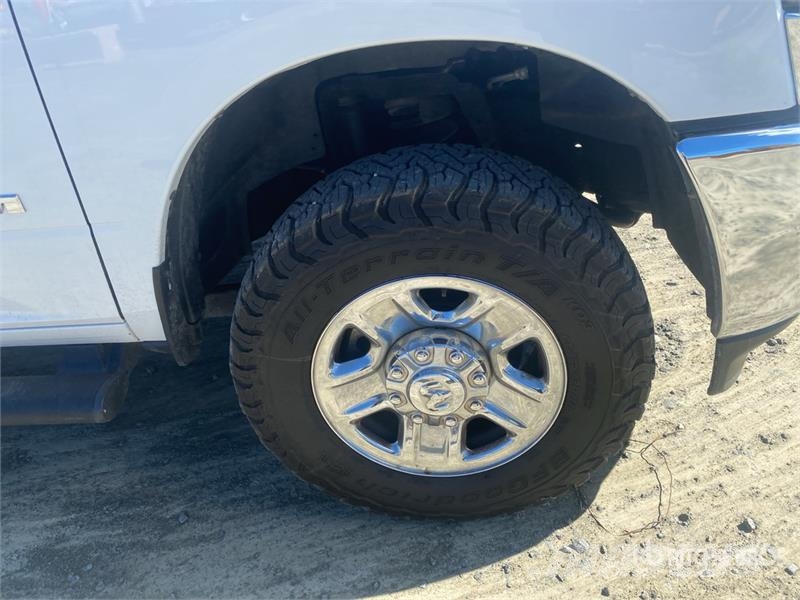RAM 2500 4x4 Crew Cab Pickup Drugi