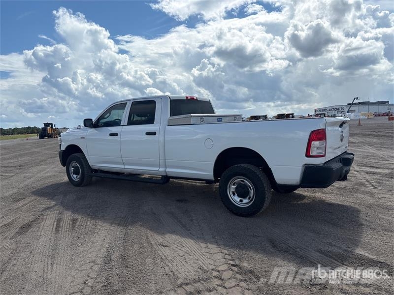 RAM 2500 Tradesman 4x4 Crew Cab Pickup Drugi