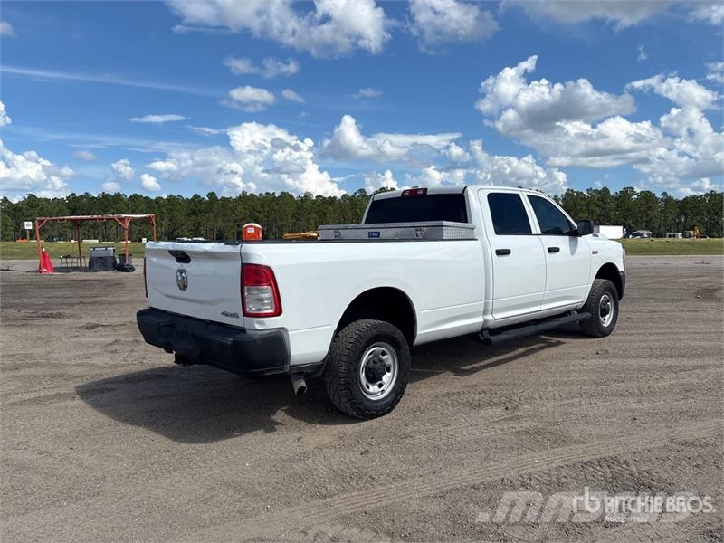 RAM 2500 Tradesman 4x4 Crew Cab Pickup Drugi