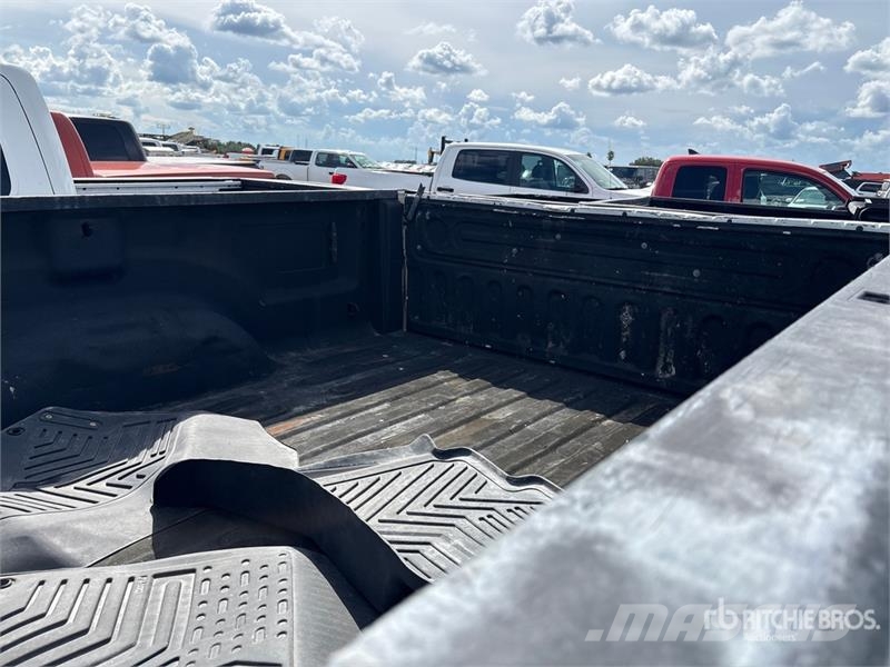 RAM 2500 Tradesman 4x4 Crew Cab Pickup Drugi