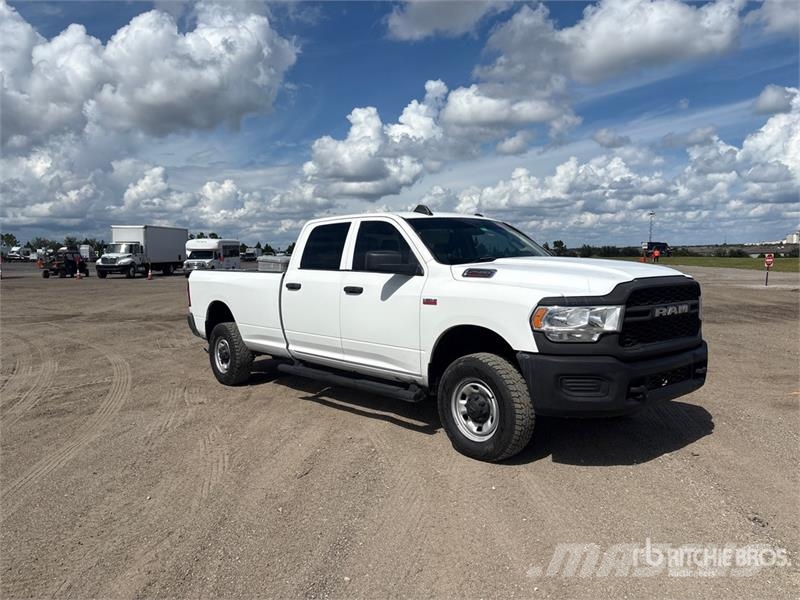 RAM 2500 Tradesman 4x4 Crew Cab Pickup Drugi