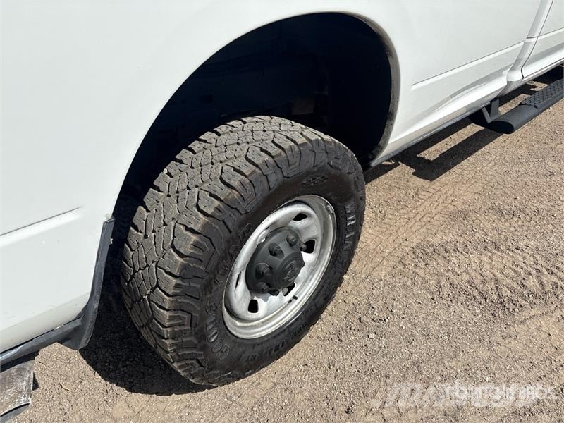 RAM 2500 Tradesman 4x4 Crew Cab Pickup Drugi