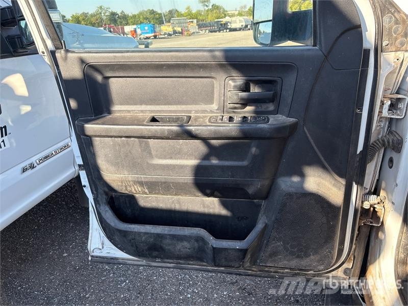 RAM 3500 Platformas/izkraušana no sāniem