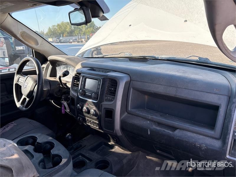 RAM 3500 Platformas/izkraušana no sāniem