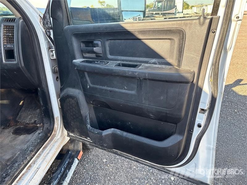 RAM 3500 Platformas/izkraušana no sāniem