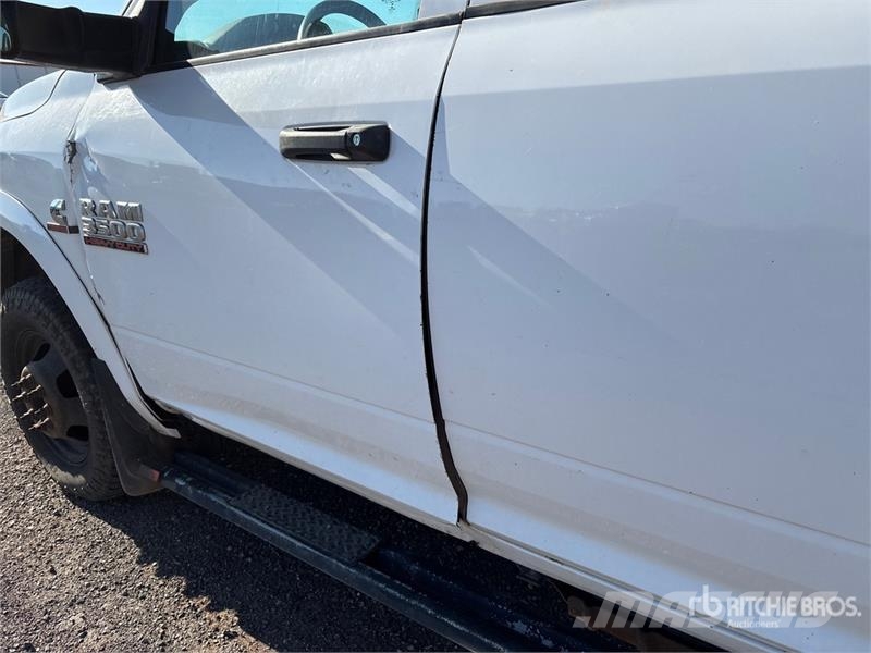 RAM 3500 Platformas/izkraušana no sāniem