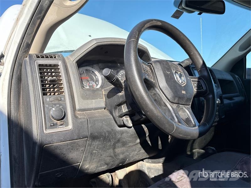 RAM 3500 Platformas/izkraušana no sāniem