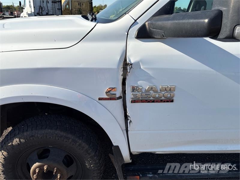 RAM 3500 Platformas/izkraušana no sāniem