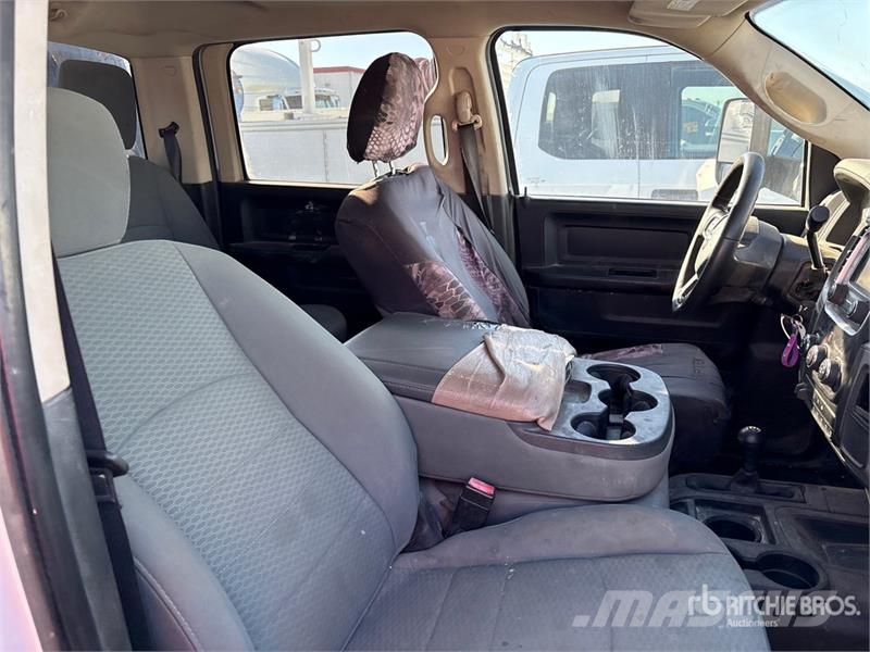 RAM 3500 Platformas/izkraušana no sāniem