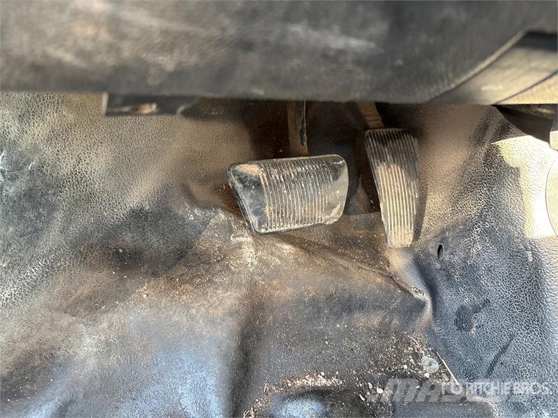 RAM 3500 Platformas/izkraušana no sāniem