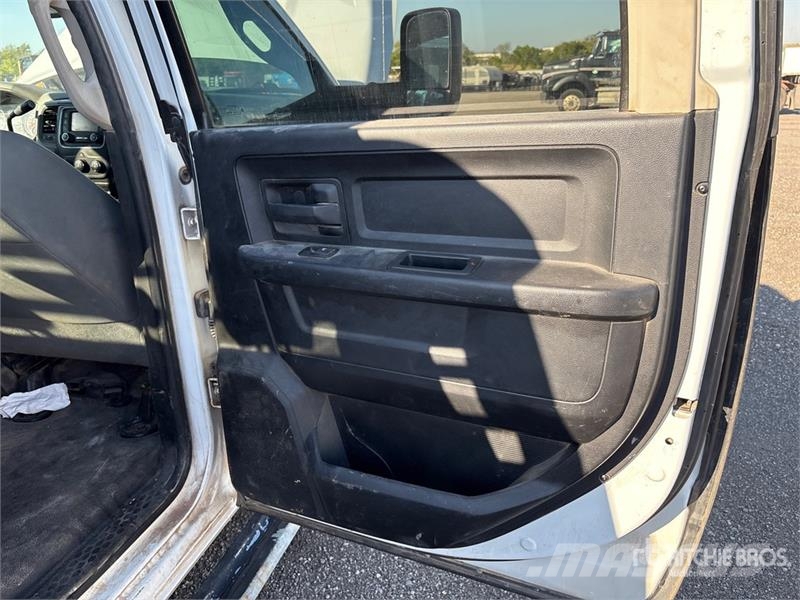 RAM 3500 Platformas/izkraušana no sāniem
