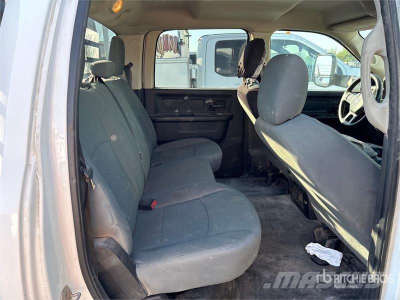 RAM 3500 Platformas/izkraušana no sāniem
