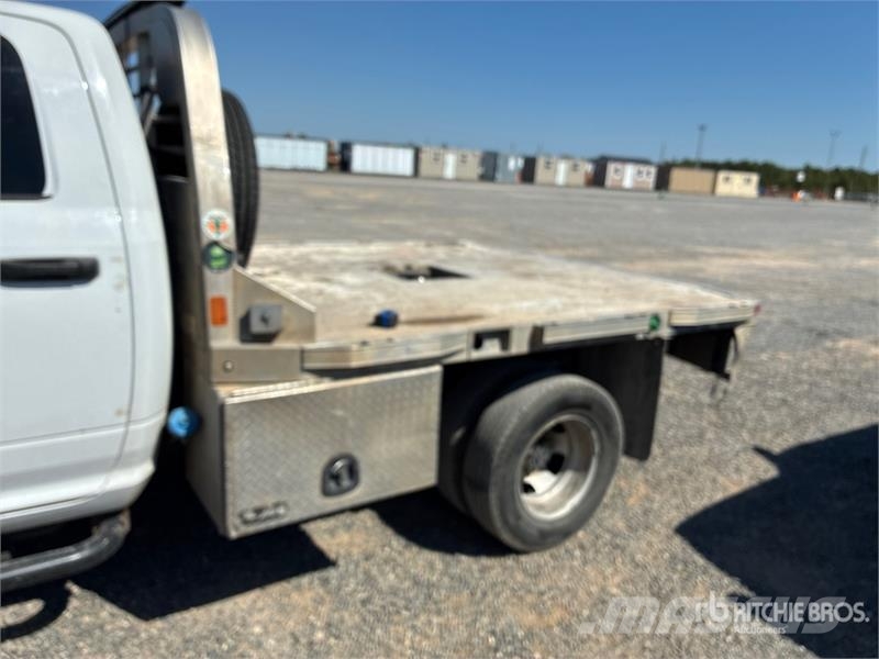 RAM 3500 4x2 Crew Cab Flatbed Truck 平板式/側卸式卡車