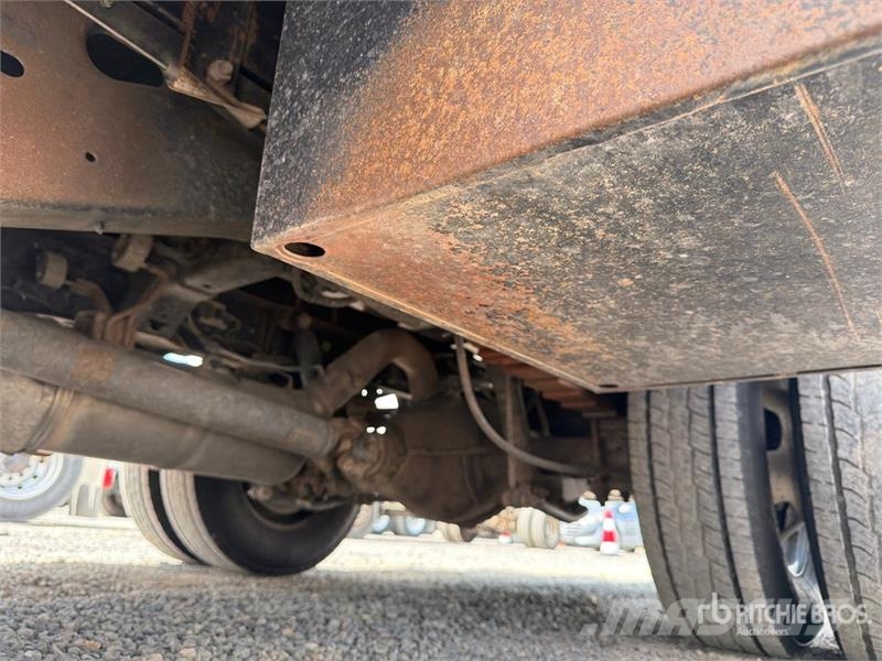 RAM 3500 4x2 Crew Cab Flatbed Truck Camion con sponde ribaltabili