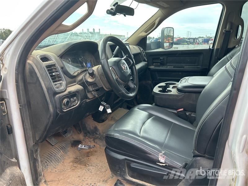 RAM 3500 4x2 Crew Cab Flatbed Truck Camiones de cama baja
