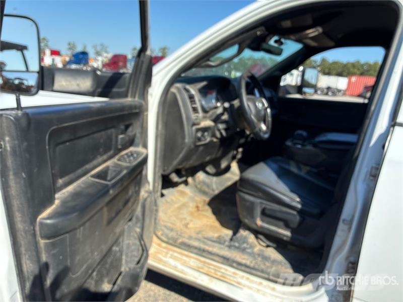 RAM 3500 4x2 Crew Cab Flatbed Truck Pritschenwagen/Pritschenwagen mit Seitenklappe